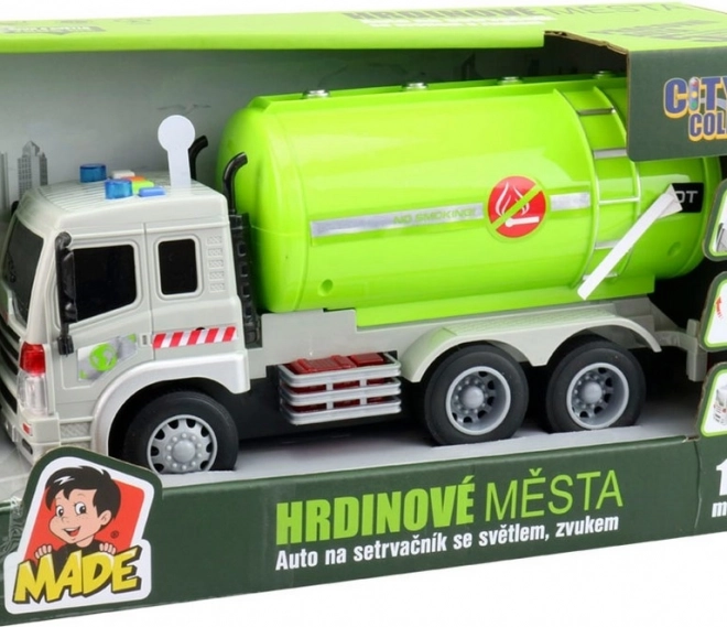 Camion-citerne à inertie avec lumière et son