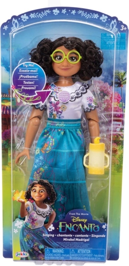 Elle chante une chanson populaire du film