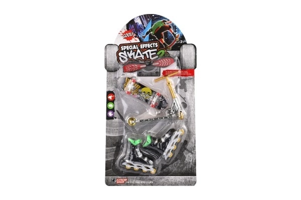 Ensemble skateboard, waveboard, patins, trottinette doigt en plastique mixte sur carte 16x30cm
