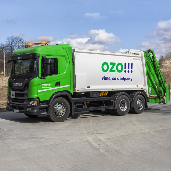 Camion benne avec logo OZO