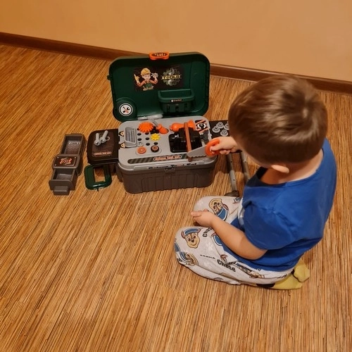 Atelier pour enfants avec outils et valise