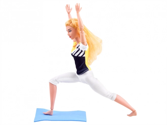 Marionnette gymnaste pratiquant le yoga et le fitness