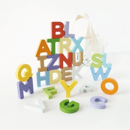 60 lettres en bois colorées