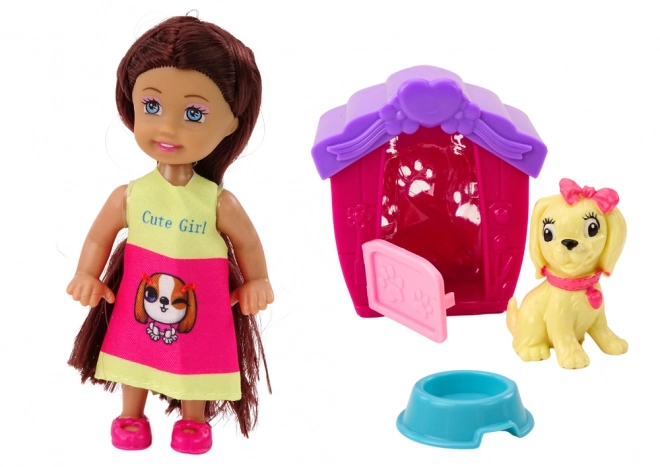 Mini poupée avec de longs cheveux et jupe colorée avec un chien et une niche