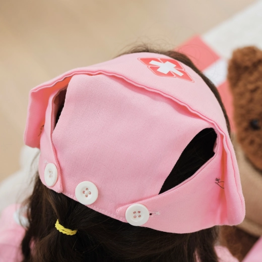 Coiffe avec croix pour un look complet