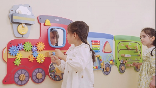 Jeu mural en bois avec train
