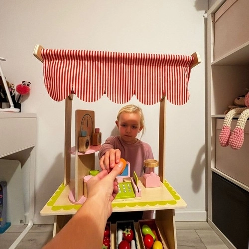 Stand en bois avec accessoires pour enfants