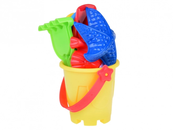Ensemble coloré de jouets de sable avec seau et moules