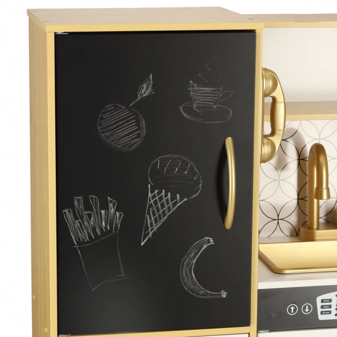 Cuisine en bois pour enfants avec réfrigérateur doré et tableau noir