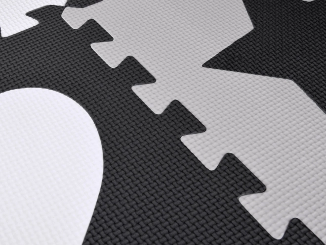 Tapis de puzzle en mousse contrastée avec formes