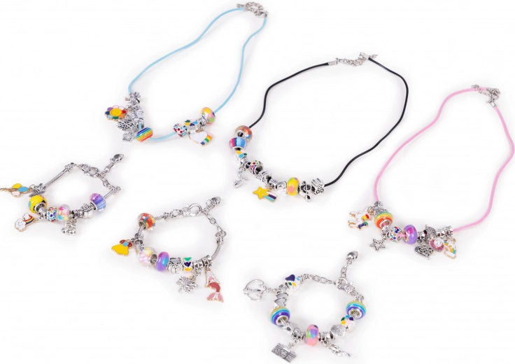 Perles colorées et breloques magiques