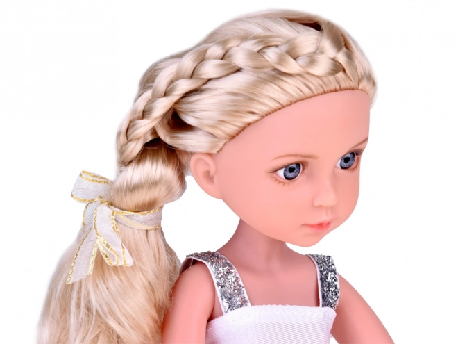 Poupée élégante et stylée avec chapeau et longs cheveux blonds