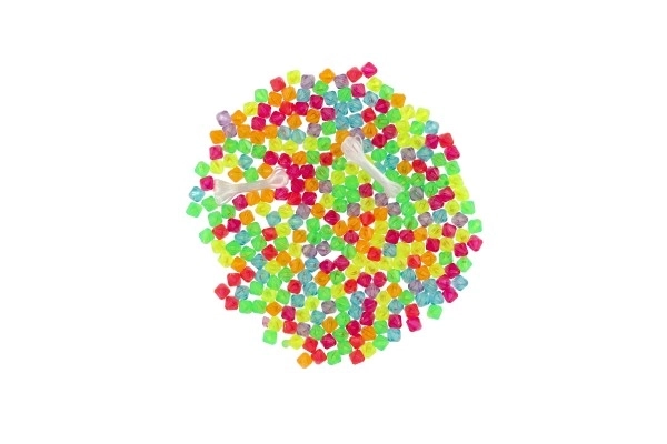 Perles avec ficelle en plastique mix de couleurs dans une boîte en plastique 3,5x12,5cm