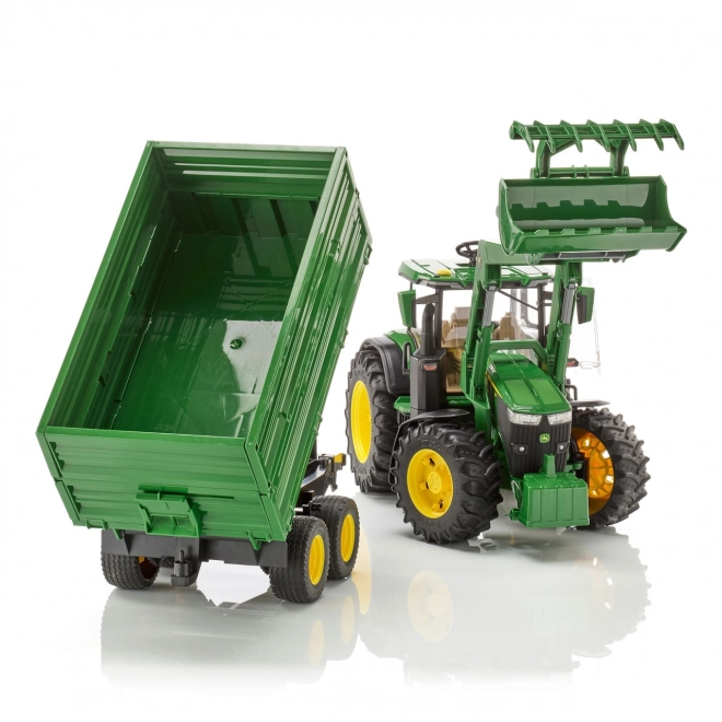 Tracteur John Deere 7R avec chargeur frontal et remorque