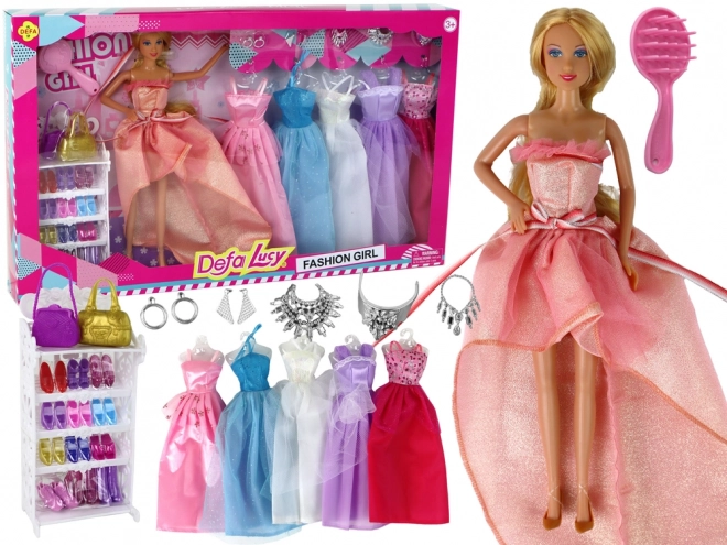 Poupée avec de longs cheveux blonds et accessoires