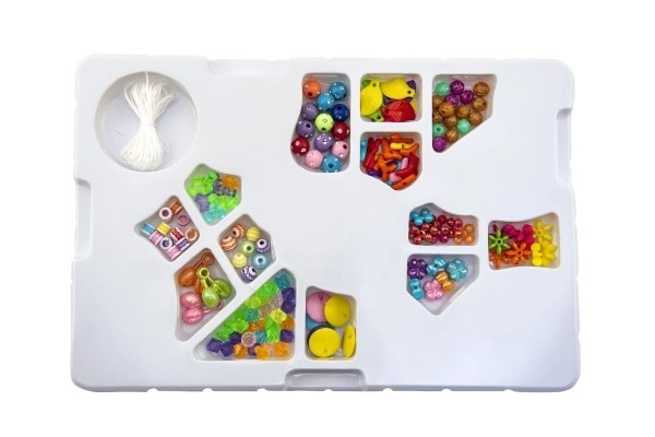 Perles en plastique colorées avec ficelle dans une boîte 26x17x2cm