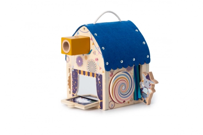 Lilliputiens - maison en bois pleine d'illusions d'optique