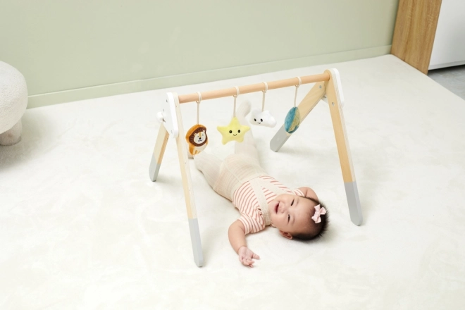 Portique en bois avec jouets