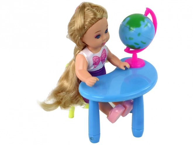 Enseignante avec élève, ensemble scolaire avec tableau et globe