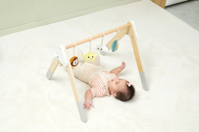 Portique en bois avec jouets