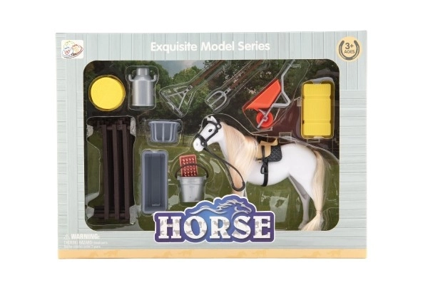 Cheval dans l'enclos avec accessoires