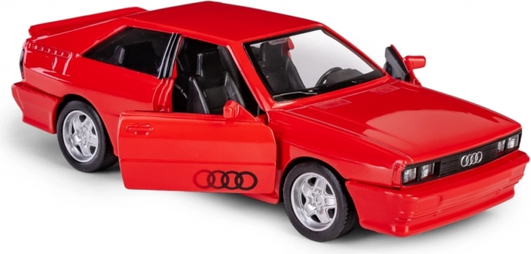 Portes ouvrantes et intérieur réaliste