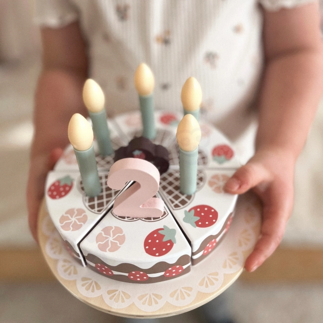 Gâteau d'anniversaire en bois avec des bougies