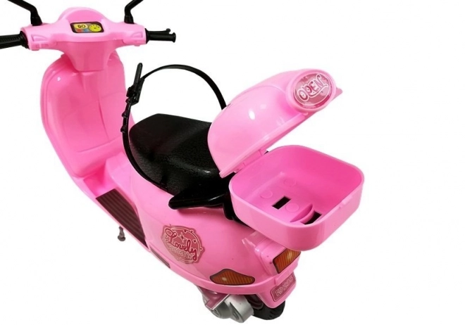 Poupée sur scooter rose avec casque, cheveux longs