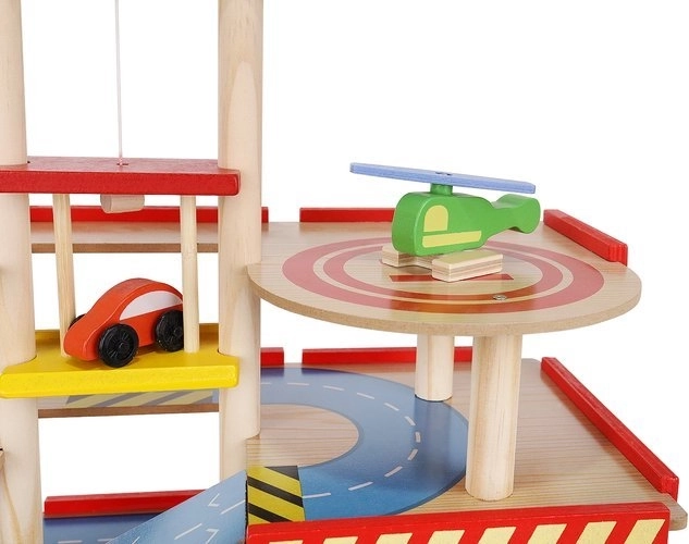 Amusement sur plusieurs niveaux avec ascenseur et héliport