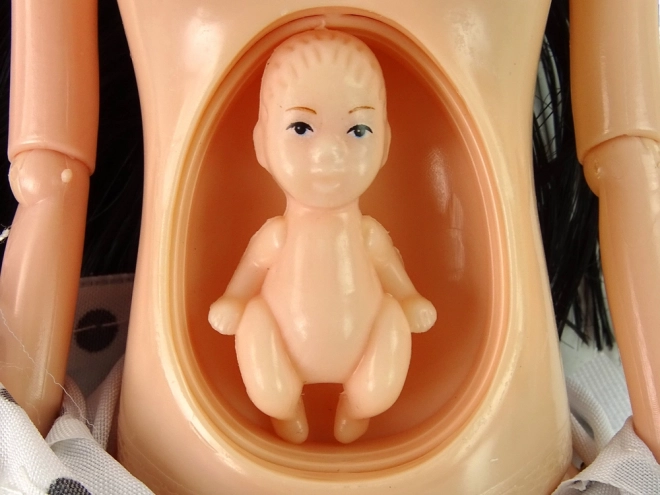 Poupée enceinte interactive