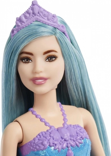 Longs cheveux turquoise et tiare