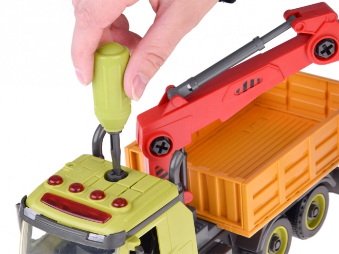 Camion de construction avec grue et benne basculante