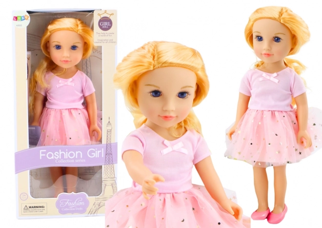 Poupée en robe rose avec jupe en tulle et cheveux blonds