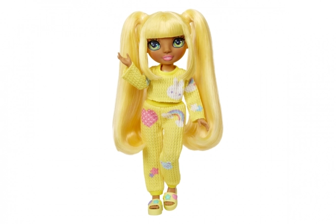 Rainbow High Junior Fashion poupée en pyjama - Sunny Madison