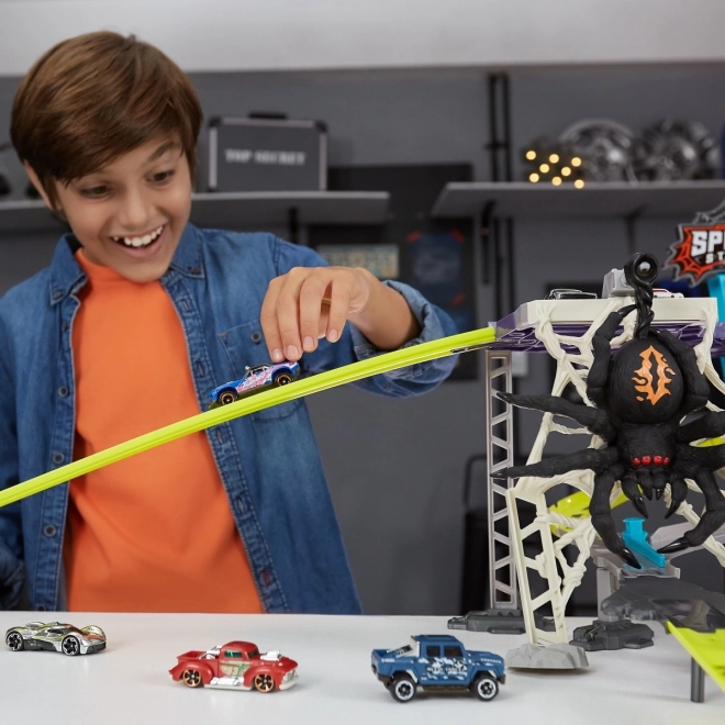 Circuit de voitures attaqué par l'araignée