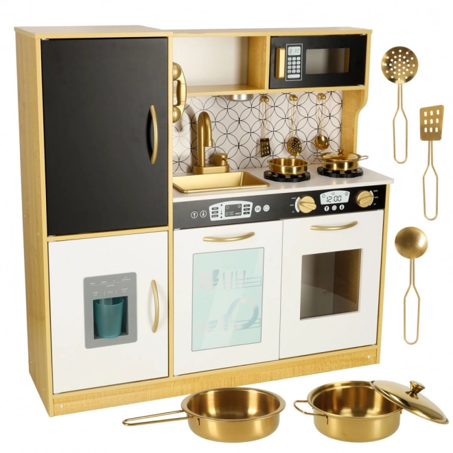Cuisine en bois pour enfants avec réfrigérateur doré et tableau noir