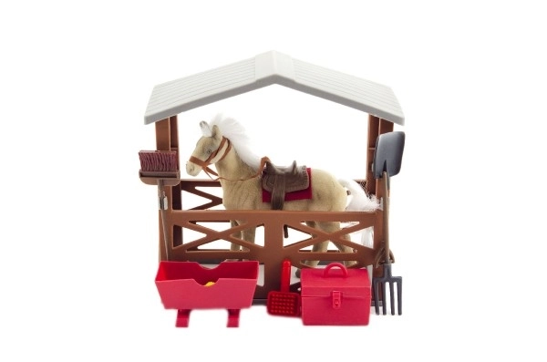 Cheval dans une étable avec accessoires