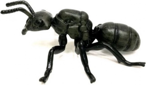 Figurine de fourmi noire brillante