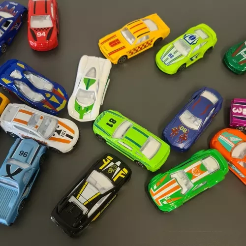 Ensemble coloré de petites voitures - 16 pièces