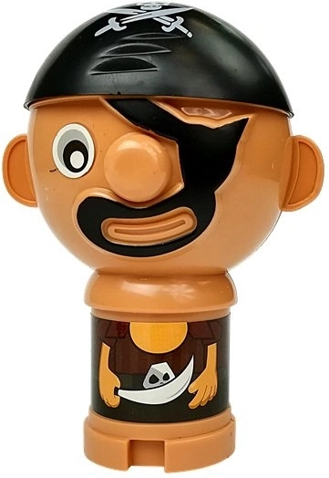 Adorable pirate dans un tonneau