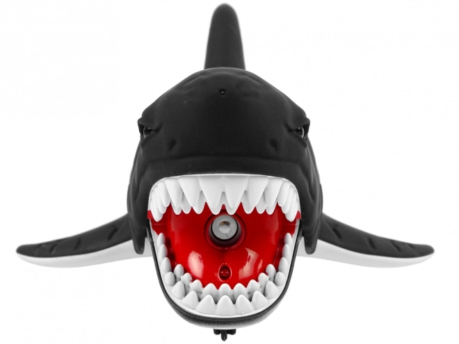 Requin noir télécommandé infrarouge se déplaçant dans l'eau avec sa queue