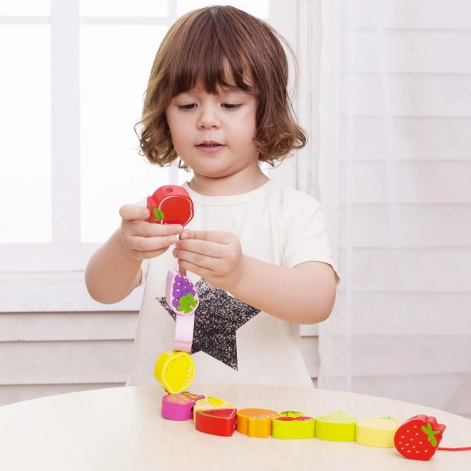 Blocs à enfiler en bois avec des fruits