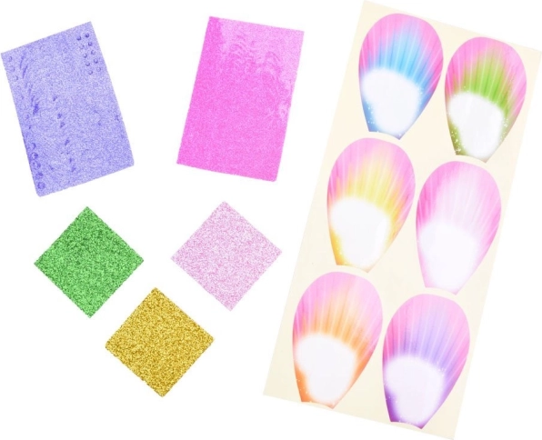 Décoration des ailes avec autocollants et paillettes