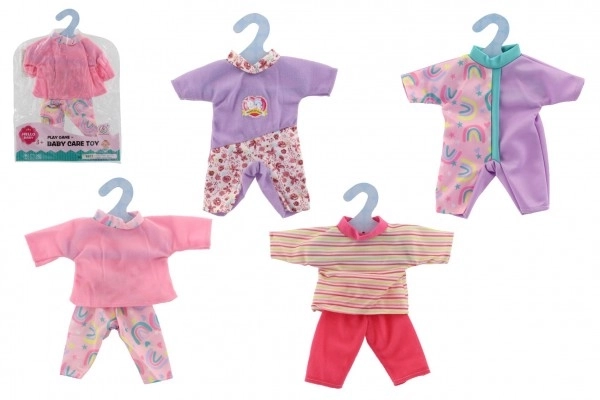 Robes et tenues pour poupées, mélange de styles