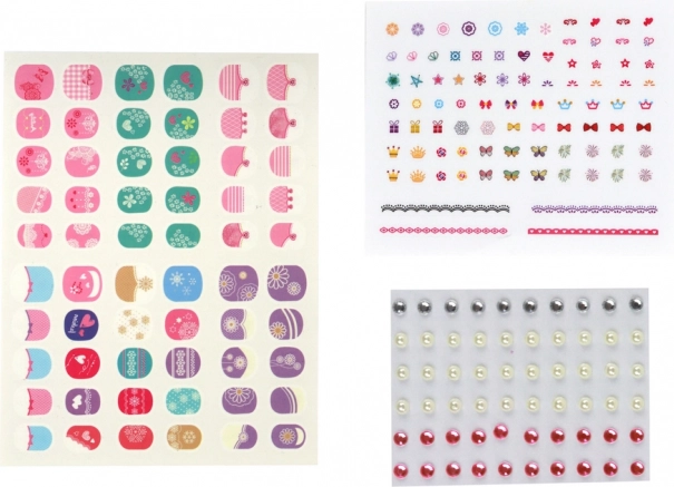 Collage des autocollants simple et précis