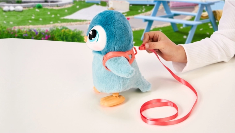 Il marche, se dandine et bat des ailes