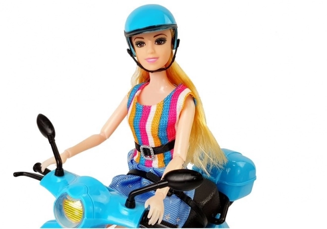 Poupée sur scooter rose avec casque, cheveux longs