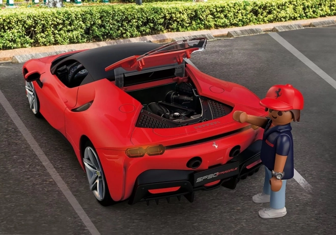 Moteur V8 détaillé et capot arrière ouvrant