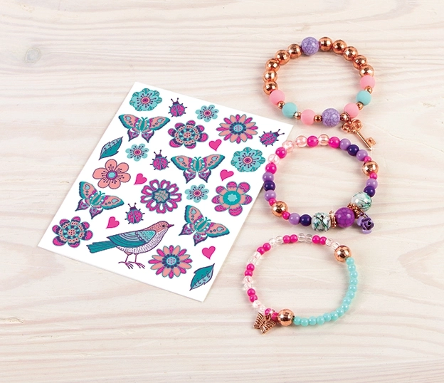 Bracelets et tatouages, fleurs