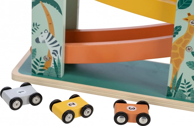 Piste de course en bois avec trois petites voitures en bois